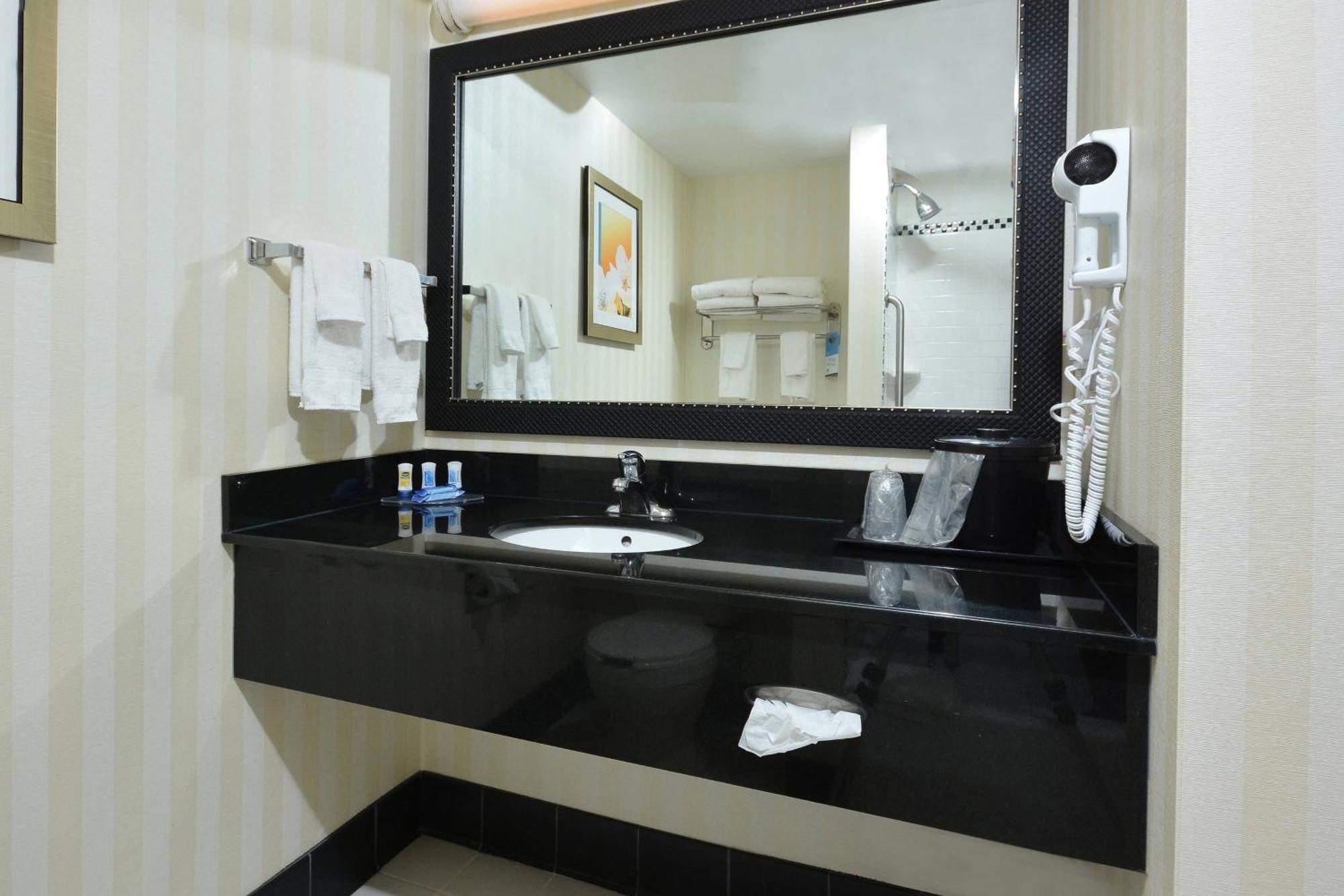 Fairfield Inn & Suites ווית'וויל מראה חיצוני תמונה